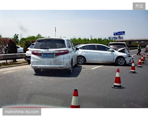 专用应急通道被赛事物流车队无序挤占,转运车辆沦为场外拥堵受害者 专用应急通道被赛事物流车队无序挤占,转运车辆沦为场外拥堵受害者